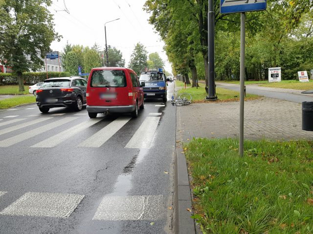 Duże utrudnienia w ruchu na ul. Zemborzyckiej po potrąceniu rowerzysty (zdjęcia)