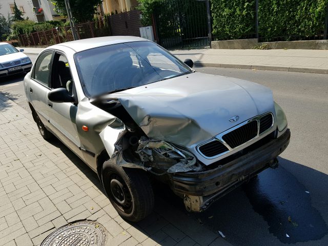 Starszy mężczyzna uderzył daewoo w zaparkowane BMW. Trzy auta uszkodzone (zdjęcia)