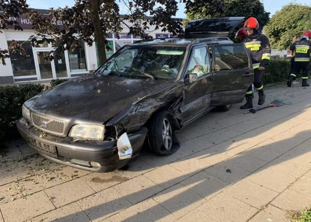 Zderzenie dwóch pojazdów na skrzyżowaniu w Puławach (zdjęcia)