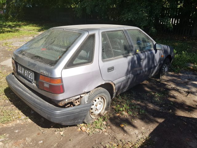 Zholowany na zlecenie policji hyundai stał 11 lat na parkingu. Nikt nie chce zapłacić, auto wróciło na teren miasta (zdjęcia)