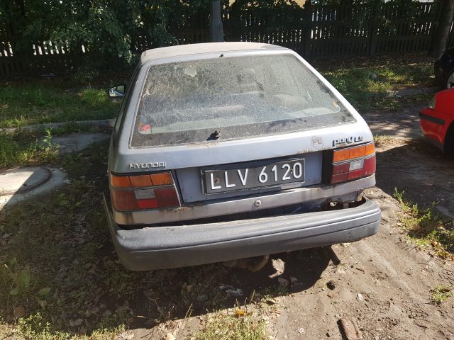 Zholowany na zlecenie policji hyundai stał 11 lat na parkingu. Nikt nie chce zapłacić, auto wróciło na teren miasta (zdjęcia)