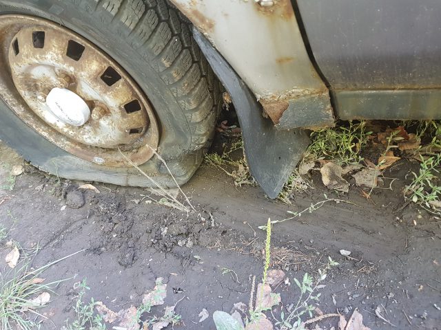 Zholowany na zlecenie policji hyundai stał 11 lat na parkingu. Nikt nie chce zapłacić, auto wróciło na teren miasta (zdjęcia)