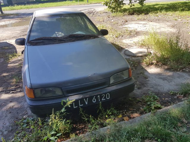 Zholowany na zlecenie policji hyundai stał 11 lat na parkingu. Nikt nie chce zapłacić, auto wróciło na teren miasta (zdjęcia)