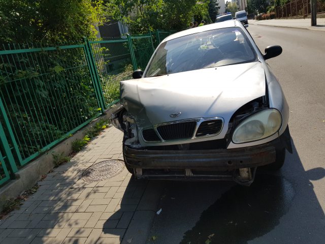 Starszy mężczyzna uderzył daewoo w zaparkowane BMW. Trzy auta uszkodzone (zdjęcia)