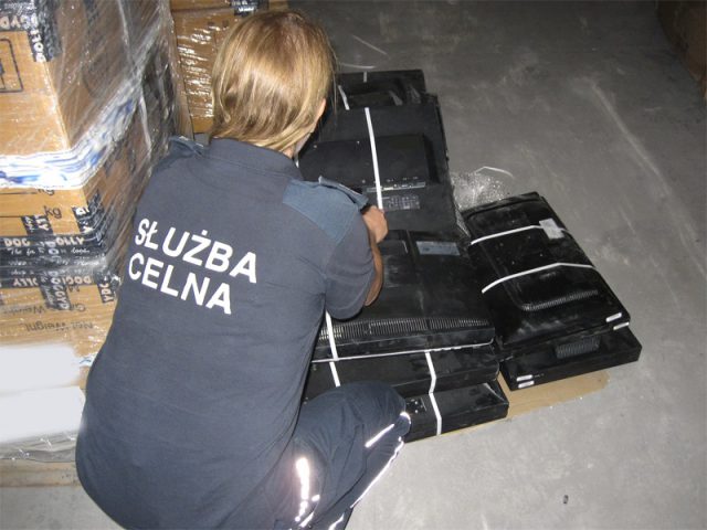 Udaremniona próba wwiezienia do Polski niebezpiecznych odpadów (zdjęcia)