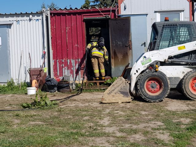 Strażacy gasili pożar kontenera na budowie (zdjęcia)