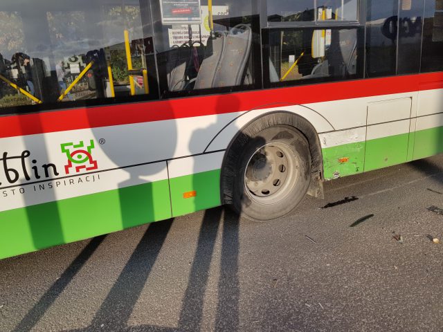 Nieudany drift BMW na rondzie zakończony zderzeniem z autobusem. Jedna osoba w szpitalu (zdjęcia)