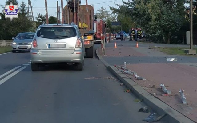 Nietrzeźwy kierowca BMW jechał szybko, bo zdenerwowała go partnerka. Wypadł z drogi i dachował (zdjęcia)