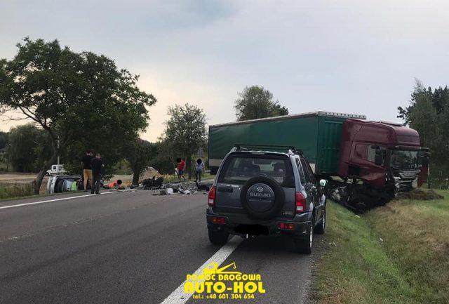 Nie żyje 2-letnie dziecko poszkodowane w wypadku na krajowej 19 (zdjęcia)