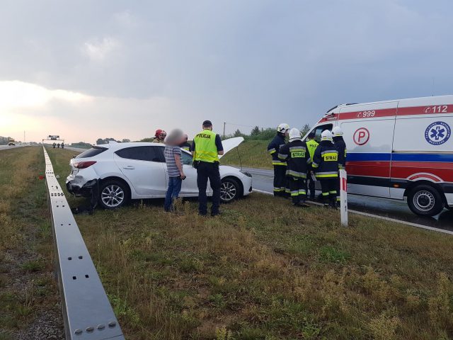 Mazda uderzyła w bariery na drodze S17. Utrudnienia w ruchu na trasie Warszawa – Lublin (zdjęcia)