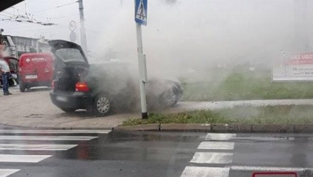 Volkswagen zapalił się podczas jazdy (zdjęcia)