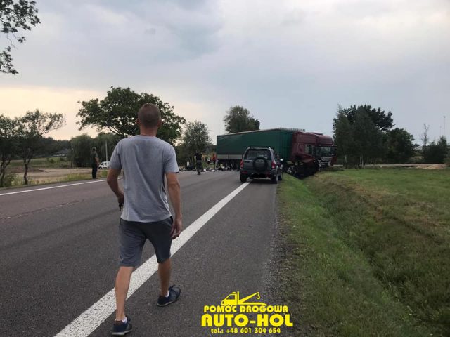 Zablokowana krajowa 19 po czołowym zderzeniu ciężarówki z osobówką. Trwa akcja ratunkowa (zdjęcia)
