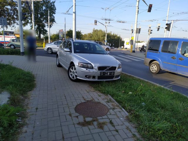 Zderzenie dwóch pojazdów osobowych na ul. Jana Pawła II (zdjęcia)