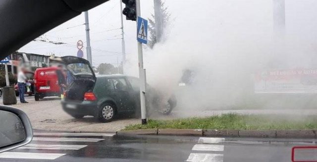 Volkswagen zapalił się podczas jazdy (zdjęcia)