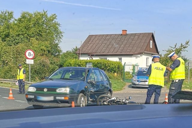 Zderzenie motoroweru z volkswagenem. Jedna osoba trafiła do szpitala (zdjęcia)