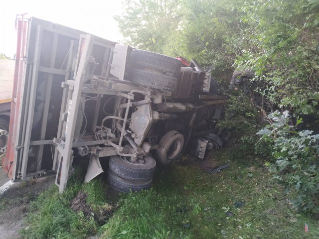 Ciężarówka uderzyła w drzewo, kierowca trafił do szpitala (zdjęcia)