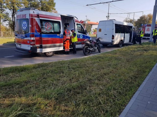 Zderzenie motocykla z busem. Jedna osoba trafiła do szpitala (zdjęcia)