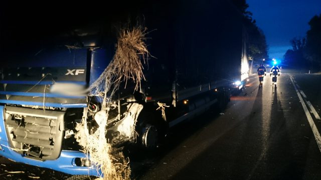 Apel do świadków. Kto widział pojazd, z którego spadły bele słomy? (zdjęcia)