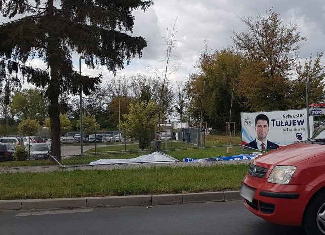 Sygnał od Czytelnika. Silny wiatr poprzewracał wyborcze banery. Czy te afisze są bezpieczne? (zdjęcia)