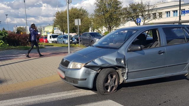 Zderzenie fiata ze skodą na Bursakach. Jeden z kierowców wymusił pierwszeństwo przejazdu (zdjęcia)
