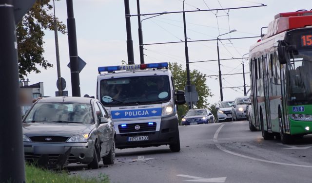 Zderzenie volkswagena z fordem na skrzyżowaniu. Spore utrudnienia w ruchu na ul. Diamentowej (zdjęcia)
