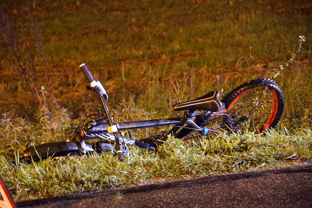 Rowerzysta został potrącony przez forda. Mężczyzna doznał obrażeń ciała (zdjęcia)