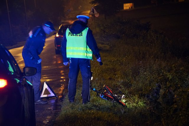 Rowerzysta został potrącony przez forda. Mężczyzna doznał obrażeń ciała (zdjęcia)