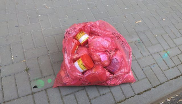 Strażnicy miejscy znaleźli worek z odpadami medycznymi (zdjęcia)
