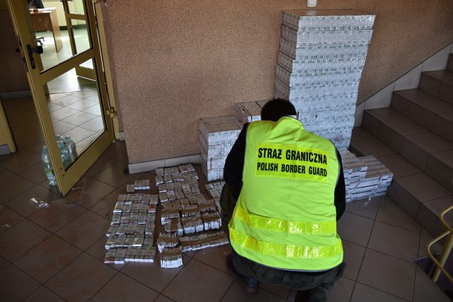 Nielegalne papierosy były przymocowane magnesami do wagonów. Część jechała ukryta pod rudą żelaza (zdjęcia)