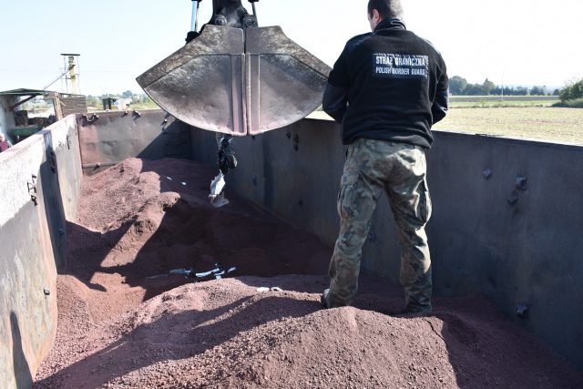 Nielegalne papierosy były przymocowane magnesami do wagonów. Część jechała ukryta pod rudą żelaza (zdjęcia)