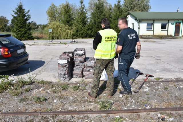 Nielegalne papierosy były przymocowane magnesami do wagonów. Część jechała ukryta pod rudą żelaza (zdjęcia)
