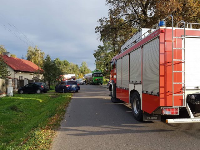 Wjechała na skrzyżowanie, zderzyła się z ciężarówką. Wraz z dzieckiem trafiła do szpitala (zdjęcia)