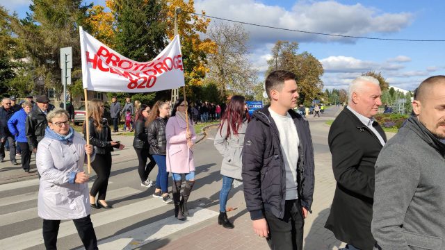 Mieszkańcy zablokowali drogę wojewódzką. Żądają obiecanej od lat przebudowy trasy Łęczna – Sosnowica (zdjęcia)