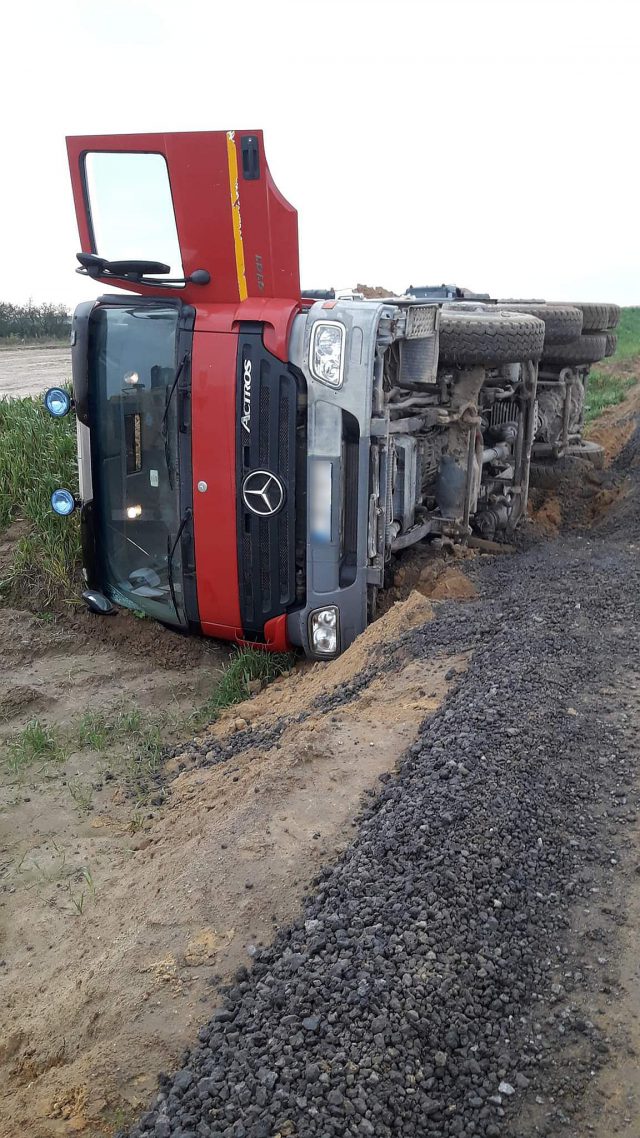 Wypadek na budowie drogi ekspresowej Lublin – Rzeszów. Przewróciła się ciężarówka (zdjęcia)