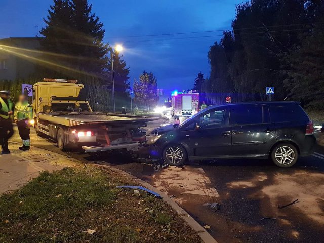 Zderzenie opla z lawetą w Lublinie. Jeden z kierowców nie ustąpił pierwszeństwa przejazdu (zdjecia)