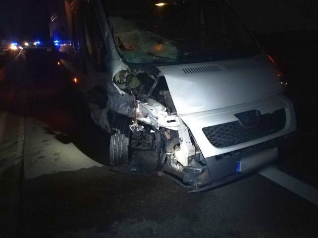Wjechał w stojące na pasie awaryjnym audi, potrącił znajdującego się obok kierowcę. Nie żyje 20-latek (zdjęcia)