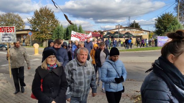 Mieszkańcy zablokowali drogę wojewódzką. Żądają obiecanej od lat przebudowy trasy Łęczna – Sosnowica (zdjęcia)