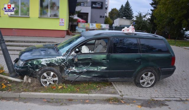 Nietrzeźwy kierowca opla zderzył się z volkswagenem. Jedno z aut uderzyło jeszcze w latarnię (zdjęcia)