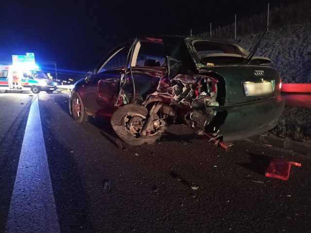 Wjechał w stojące na pasie awaryjnym audi, potrącił znajdującego się obok kierowcę. Nie żyje 20-latek (zdjęcia)
