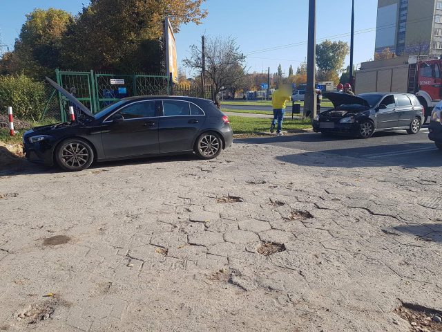 Zderzenie mercedesa z kią na ul. Mełgiewskiej. Jedna osoba w szpitalu (zdjęcia)