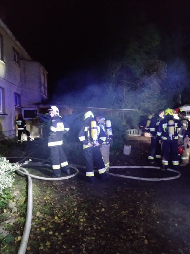Pożar w domu koło Lublina. Niepełnosprawny mężczyzna nie był w stanie uciec, zadzwonił po pomoc (zdjęcia)
