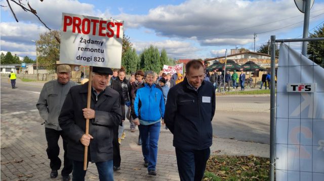Mieszkańcy zablokowali drogę wojewódzką. Żądają obiecanej od lat przebudowy trasy Łęczna – Sosnowica (zdjęcia)