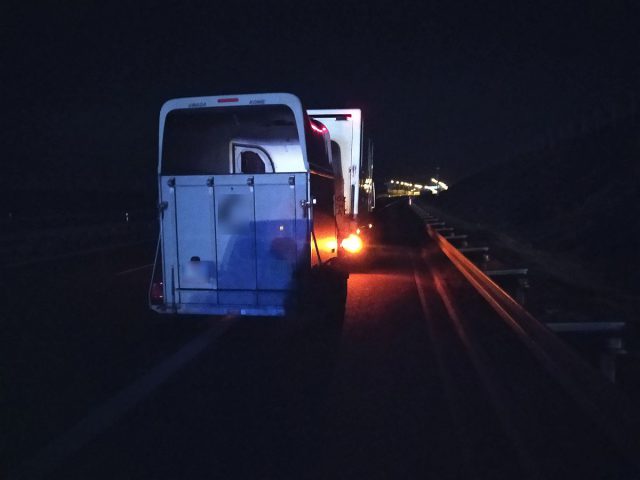 Wjechał w stojące na pasie awaryjnym audi, potrącił znajdującego się obok kierowcę. Nie żyje 20-latek (zdjęcia)