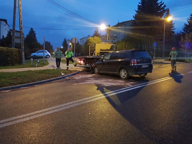 Zderzenie opla z lawetą w Lublinie. Jeden z kierowców nie ustąpił pierwszeństwa przejazdu (zdjecia)