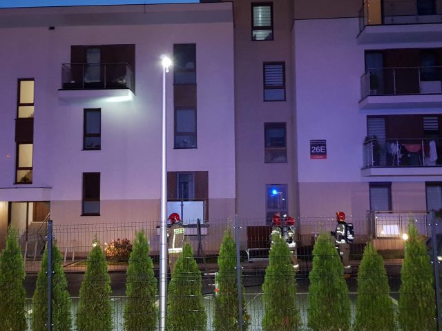 Ogień na balkonie jednego z lubelskich bloków. W mieszkaniu nikogo nie było (zdjęcia, wideo)