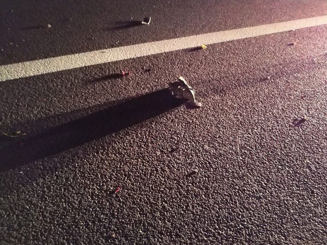 Wjechał w stojące na pasie awaryjnym audi, potrącił znajdującego się obok kierowcę. Nie żyje 20-latek (zdjęcia)