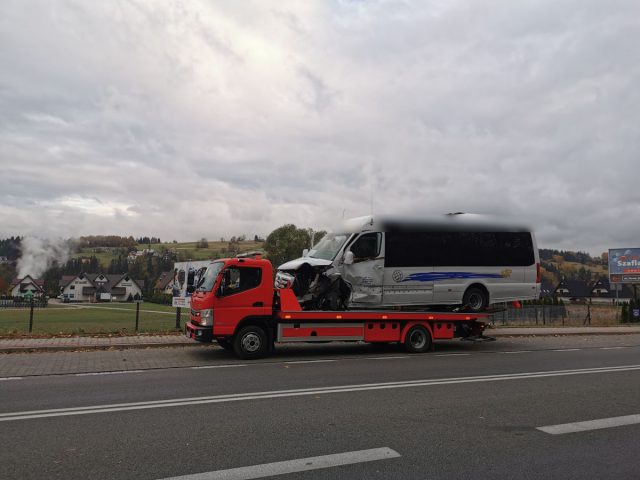 Bus lubelskiej firmy uczestniczył w wypadku na Zakopiance. Czworo pasażerów w szpitalu (zdjęcia)