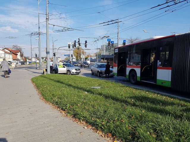 Dwa zdarzenia drogowe z udziałem samochodów osobowych i autobusów w Lublinie (zdjęcia)