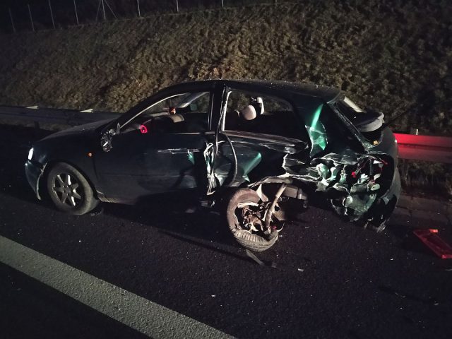 Wjechał w stojące na pasie awaryjnym audi, potrącił znajdującego się obok kierowcę. Nie żyje 20-latek (zdjęcia)