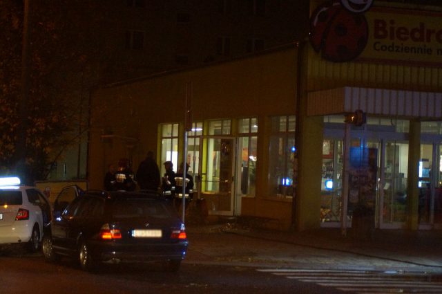 Mieszkańców zaniepokoił „dym” w sklepie Biedronka. Powiadomili straż pożarną i policję (zdjęcia)